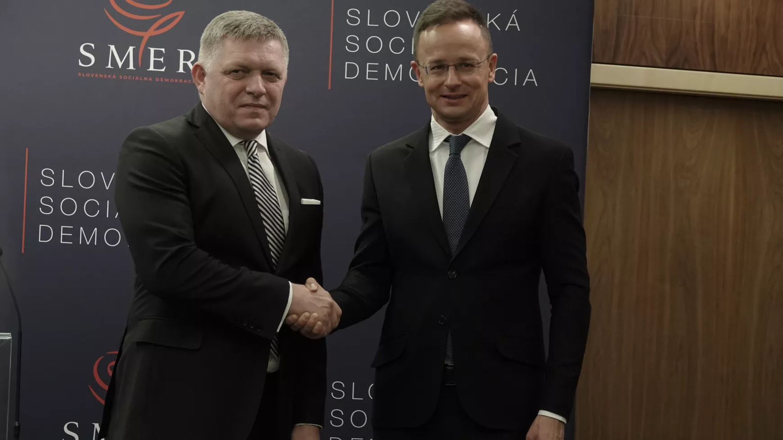 Slovenský premiér Robert Fico a maďarský minister zahraničných vecí Péter Szijjá...